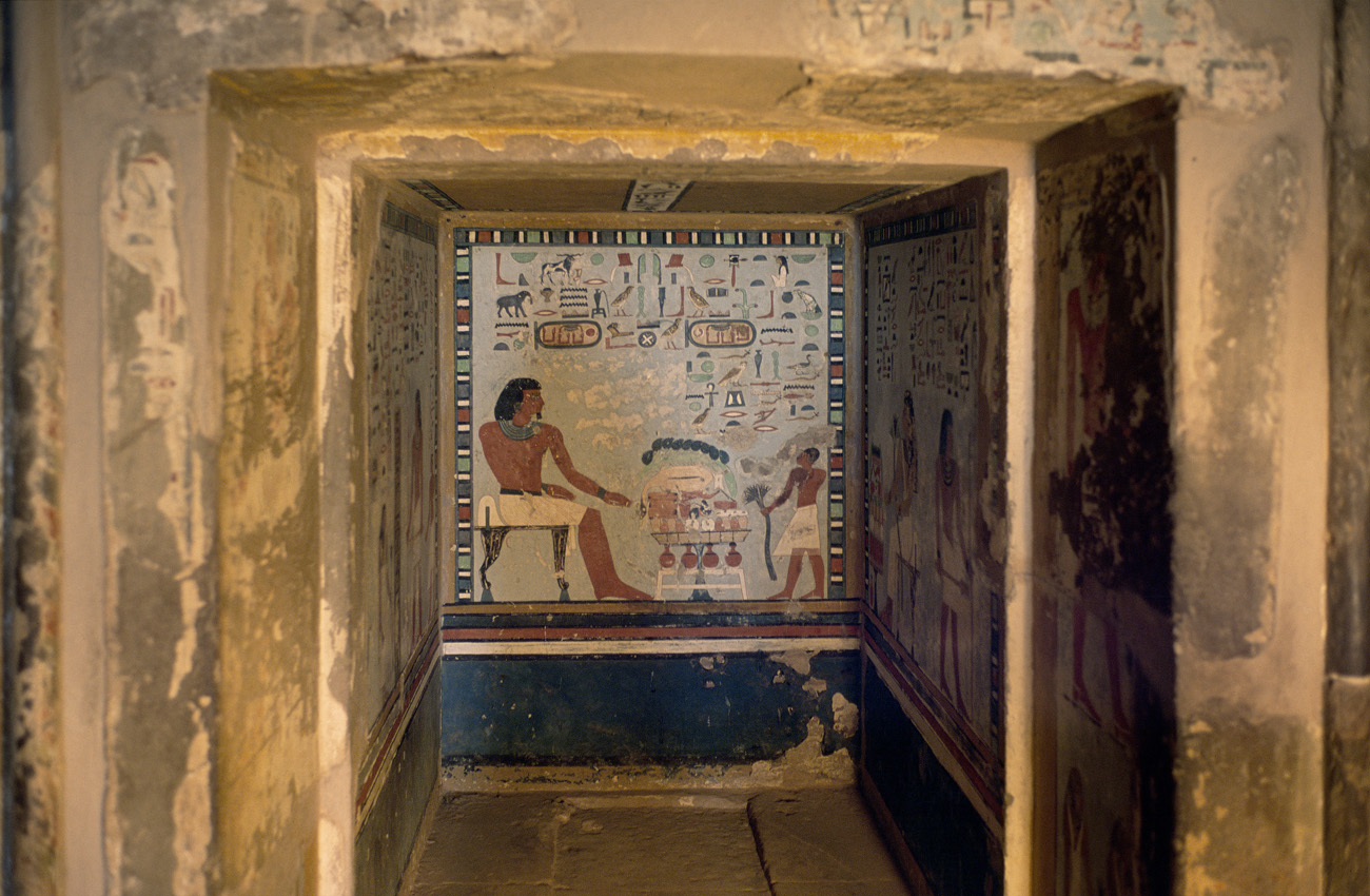 egyp08_08 assouan tombe noble fresque.jpg - Assouan  tombes des nobles tombe de noble de la dynastie nubienne, creusée dans la colline face à Assouan Provia 100 F